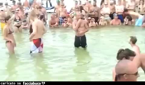 I giochi da spiaggia fatti bene donne a cavalcioni con figa in faccia a uomini lottano a chi fa cadere l'altra