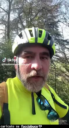 Quando esco in bici mi piace guardare anche i cartelli che incontro qui i bimbi giocano in strada e togliamoli cazzo ma non ce l'ha un parco questo paese di merda