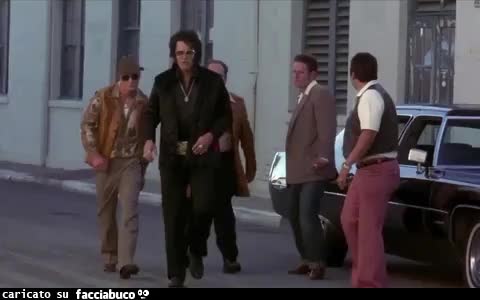 Bubba Ho-tep, 2002. Rara immagine di Facciabuco che scorta gli ultimi barlumi di satira rimasti prima che vengano definitivamente asfissiati dai post di propaganda politica