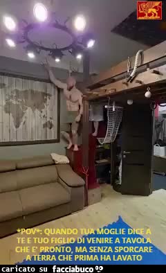 Padre e figlio si muovono a casa senza toccare a terra arrampicandosi sul soffitto madre ha lavato